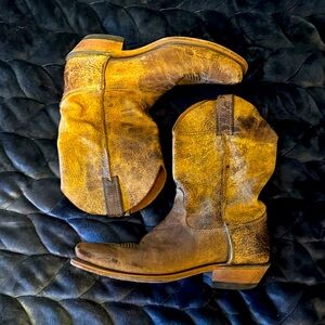 JUSTIN MEN'S DISTRESSED COWBOY BOOTS - SQUARE TOE
Size 10d
Hardly worn